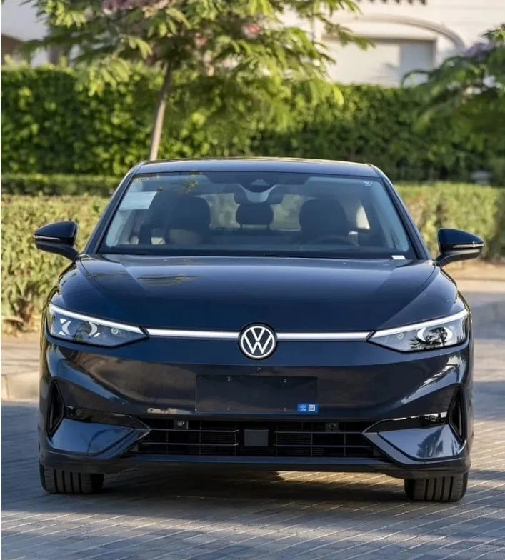 Volkswagen ID.7 — профиль кузова: длинная колёсная база и покатая линия крыши, типичные для электроседана на платформе MEB