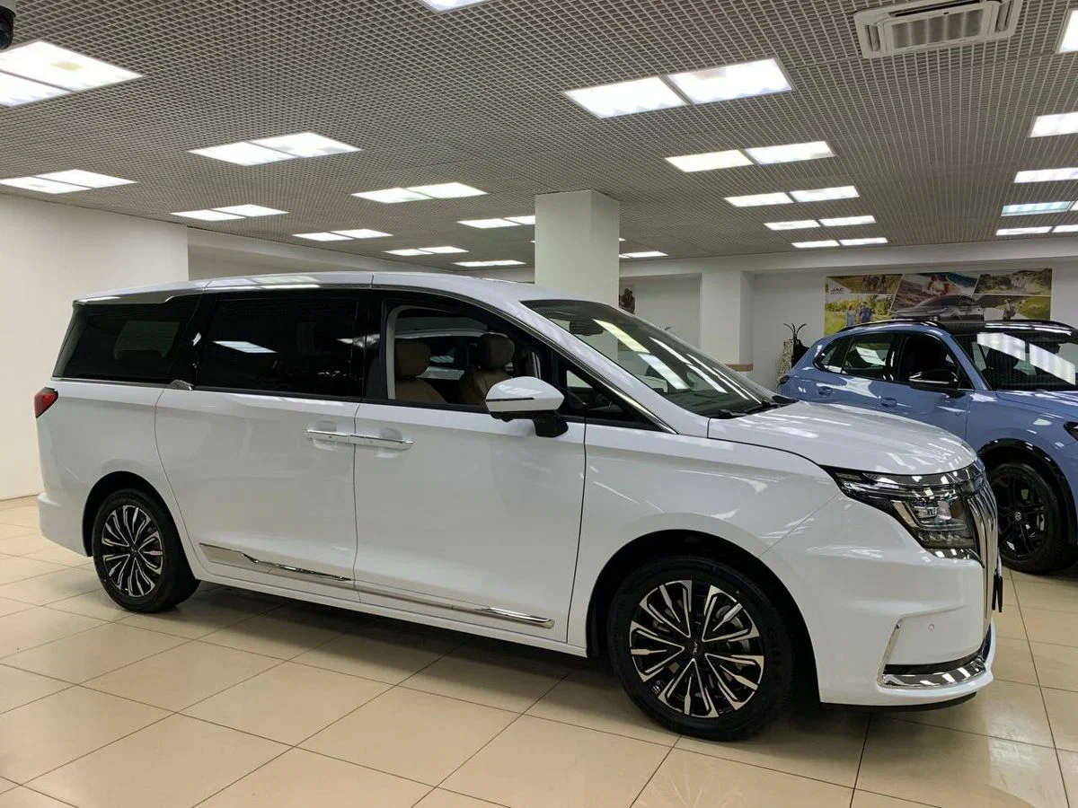 JAC Refine RF8 в шоуруме — боковой профиль полноразмерного минивэна