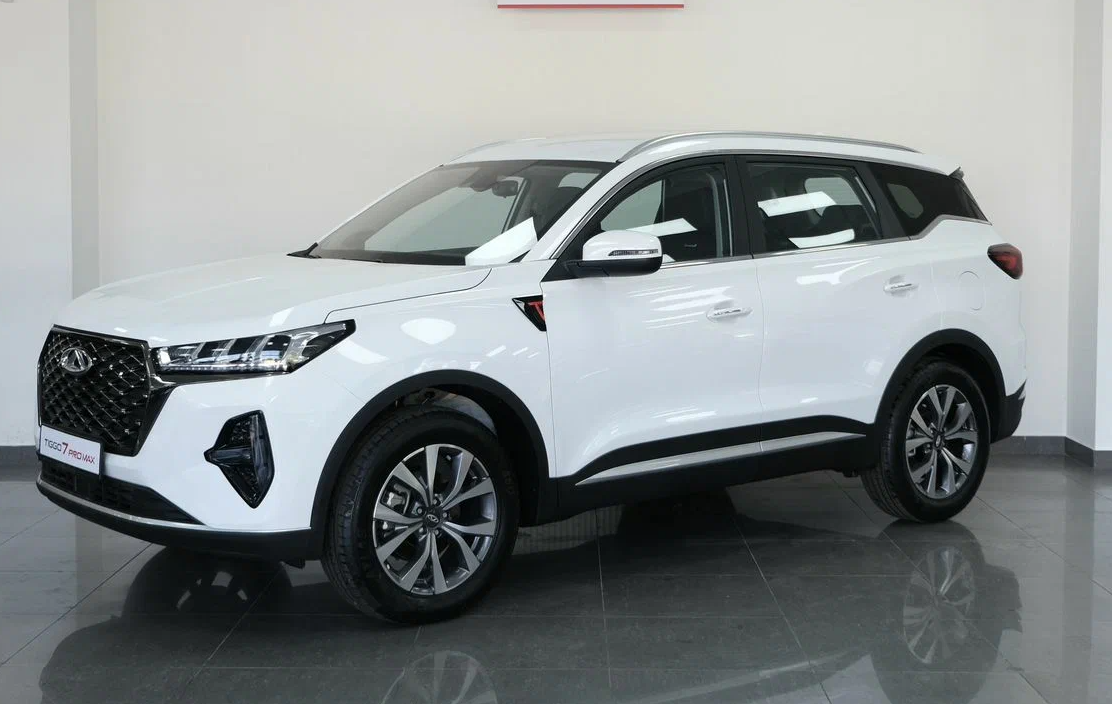 Chery Tiggo 7 — салон с панорамной крышей и полным набором ассистентов уже в средних версиях