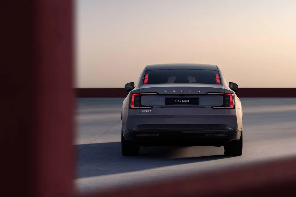 Volvo ES90 — салон флагманского седана на платформе SPA2/SEA-M