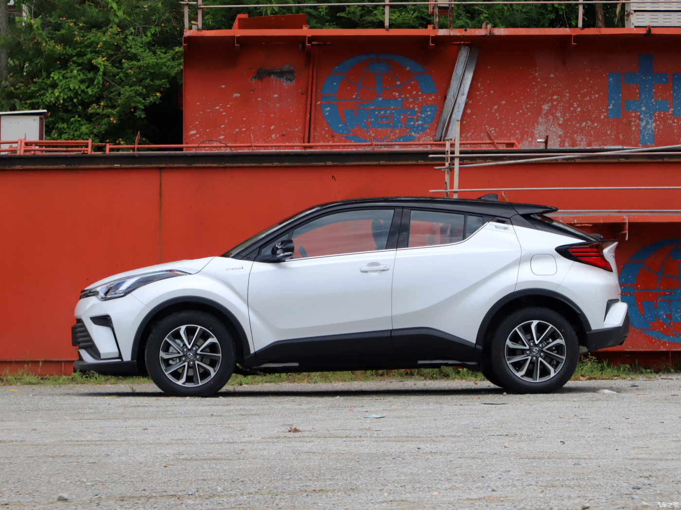 Toyota IZOA из нашей карточки — силуэт с тем же «бумерангом» задней стойки, что у C-HR