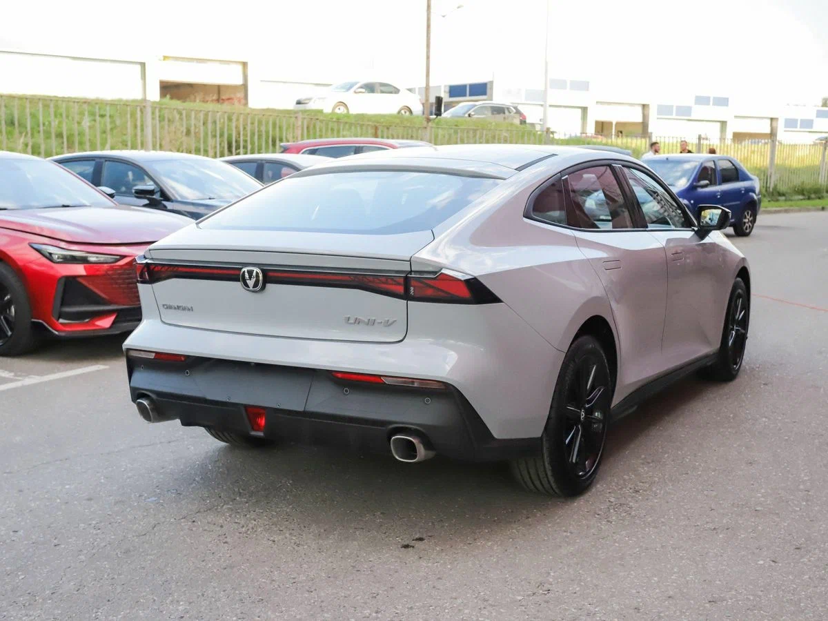 Changan UNI-V 1.5T — спортивный лифтбек с активным спойлером, от 2 190 000 ₽ под ключ