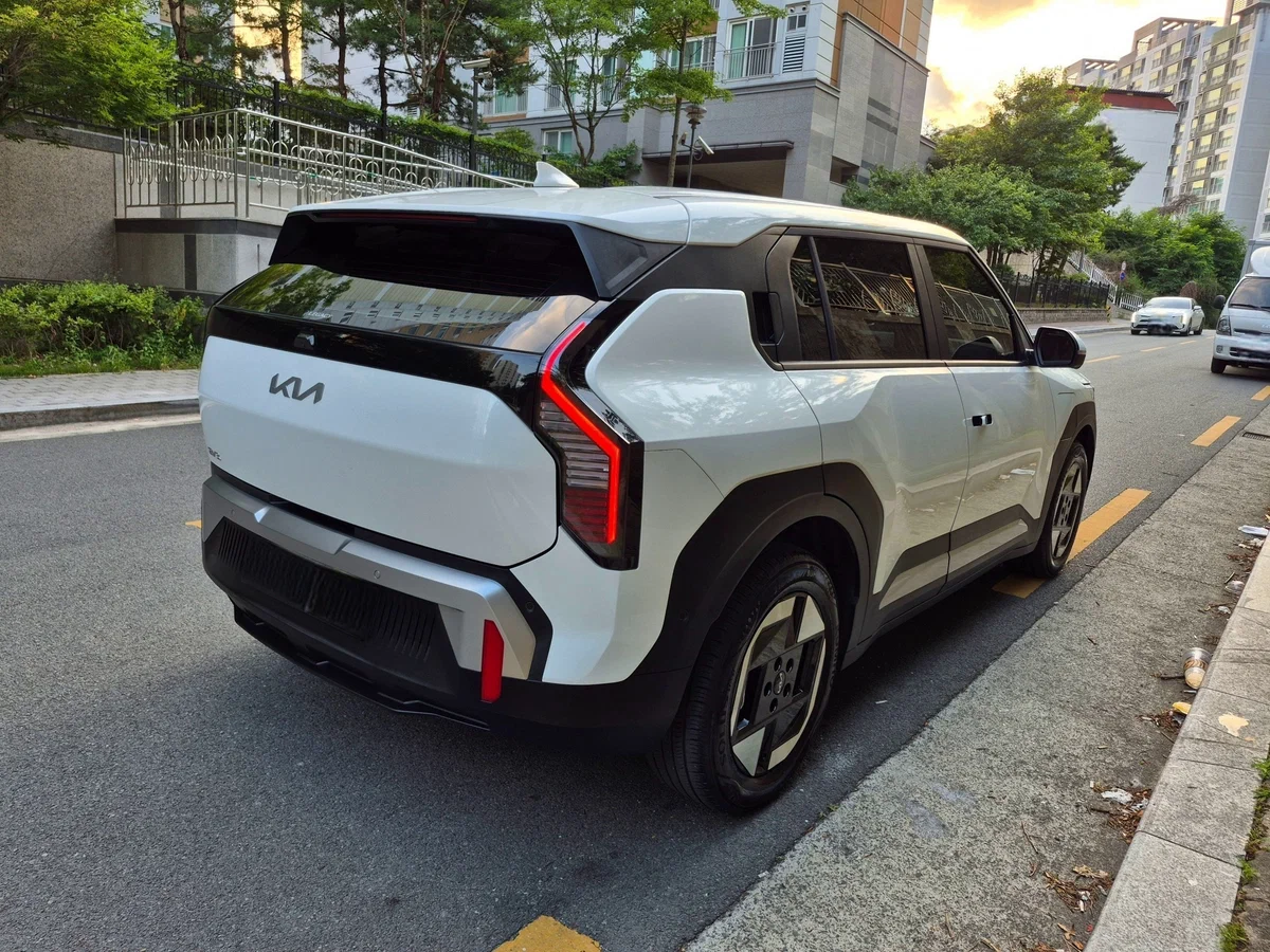 Kia EV3 сбоку — кузов кроссовера, передний привод
