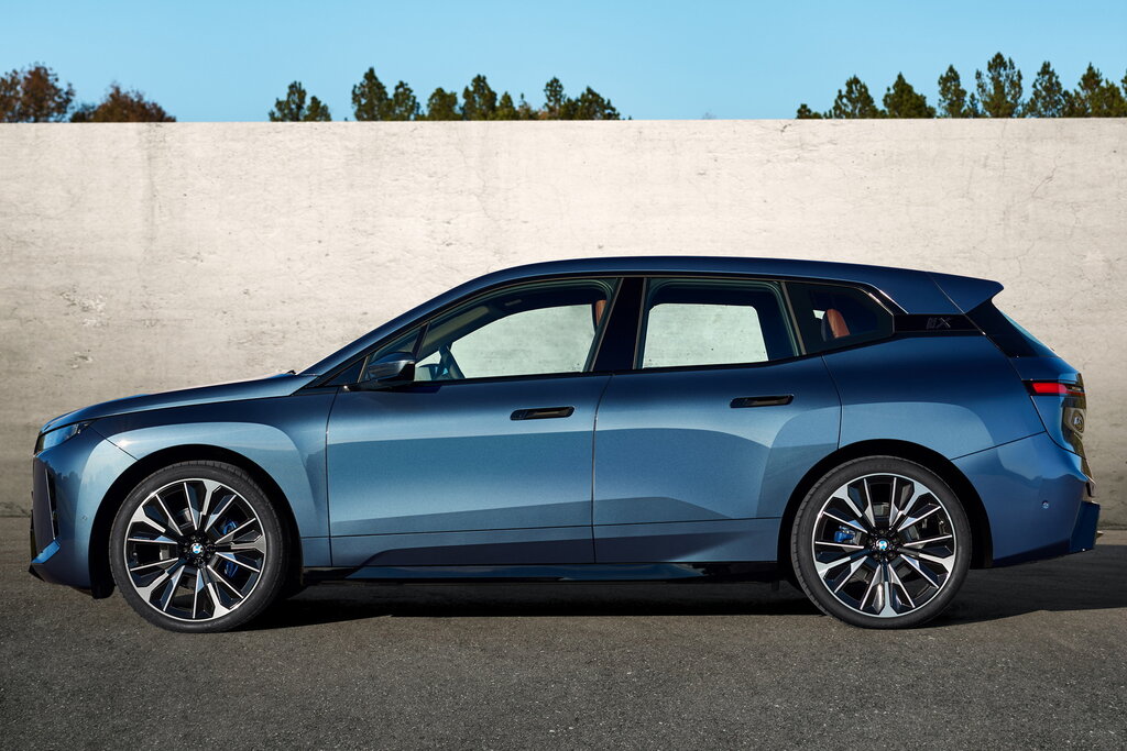 BMW iX — характерный для электрической линейки бренда закрытый передок