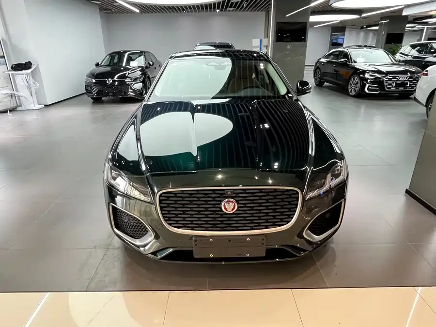 Jaguar XFL спереди — фирменная радиаторная решётка и эмблема «прыгающий ягуар»