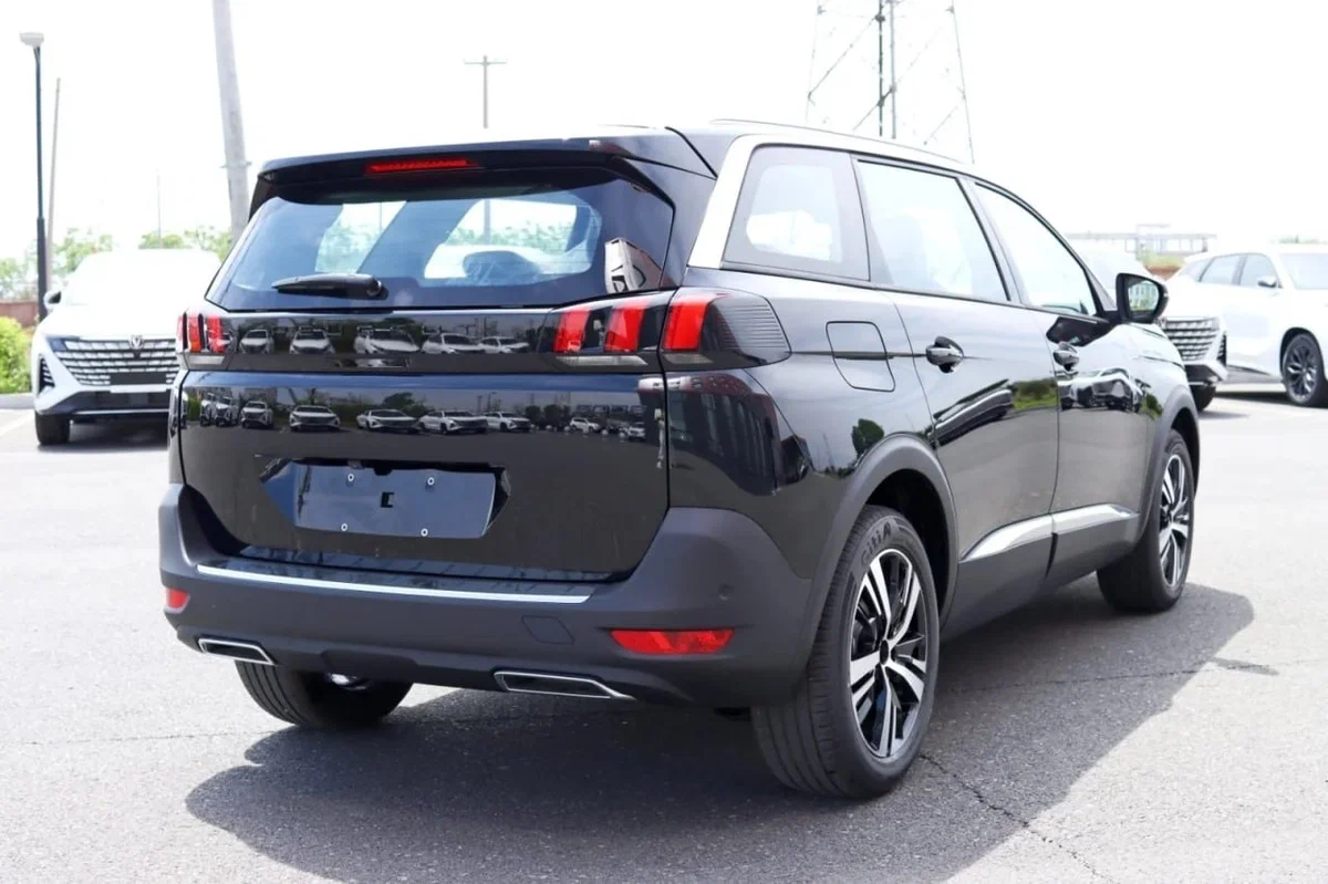 Peugeot 5008 сзади 3/4 — характерные вертикальные клыки стоп-сигналов и шильдик модели