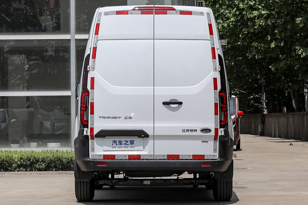 Ford Transit 2026 года — 2.0-литровый турбомотор, 170 л.с., передний привод