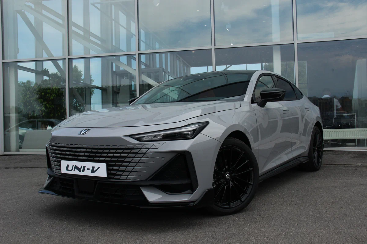Changan UNI-V iDD — гибридная версия 215 л.с. с E-CVT, от 2 490 000 ₽ под ключ