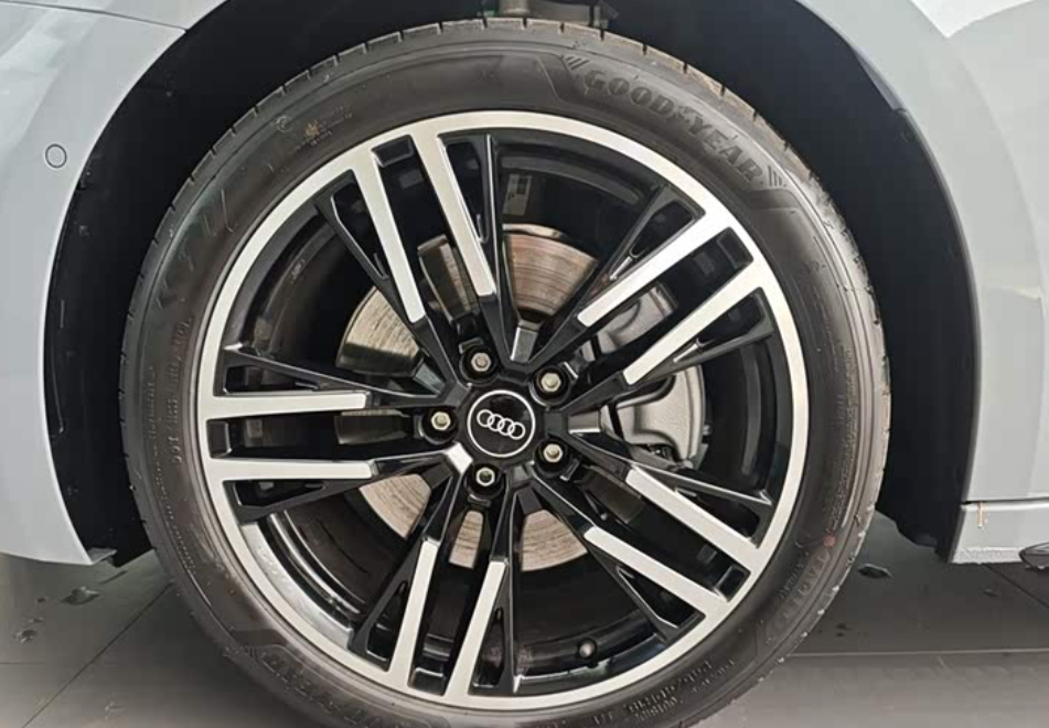 Audi A5L 2.0T — базовая версия из каталога, полный привод, от 3 161 456 ₽ под ключ