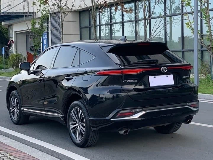 Салон Toyota Venza: премиальная отделка гибридного кроссовера