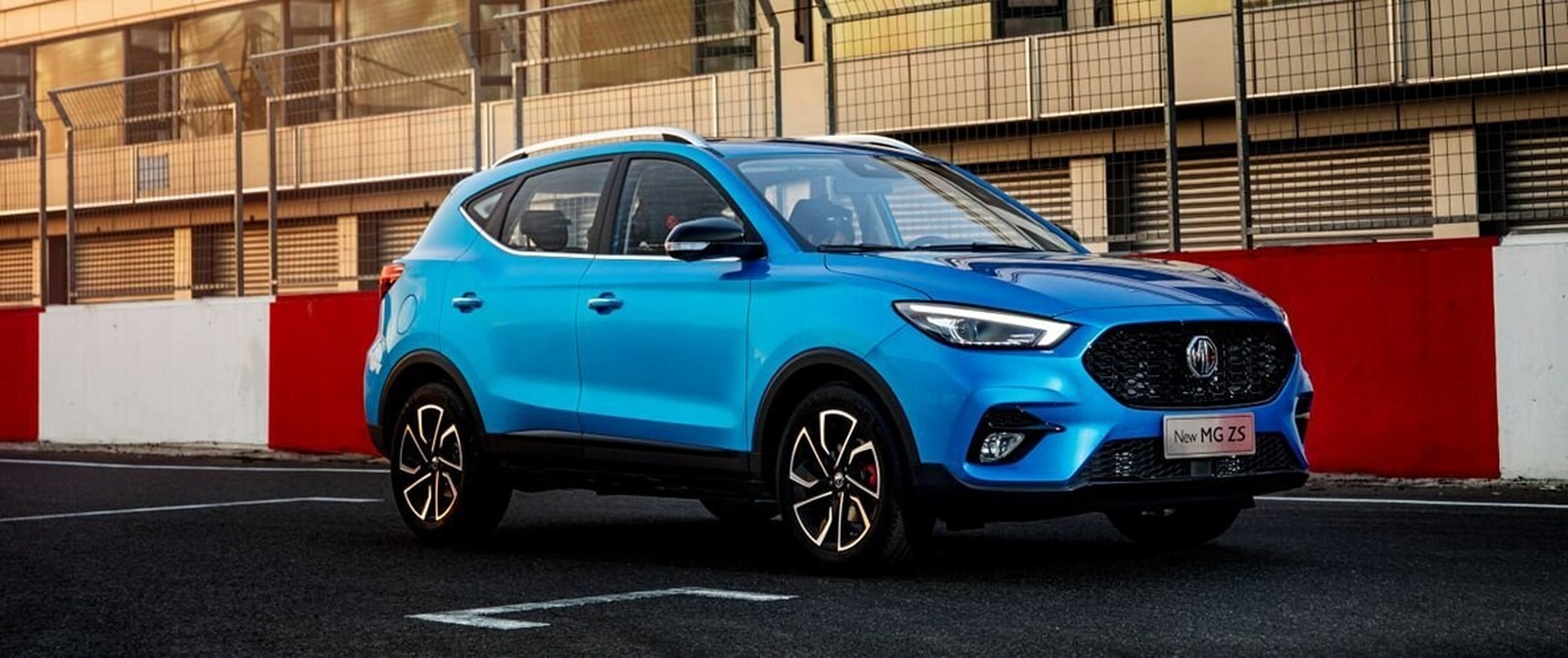 Для сравнения: MG ZS, бензиновый кроссовер той же марки, от 2 090 000 ₽