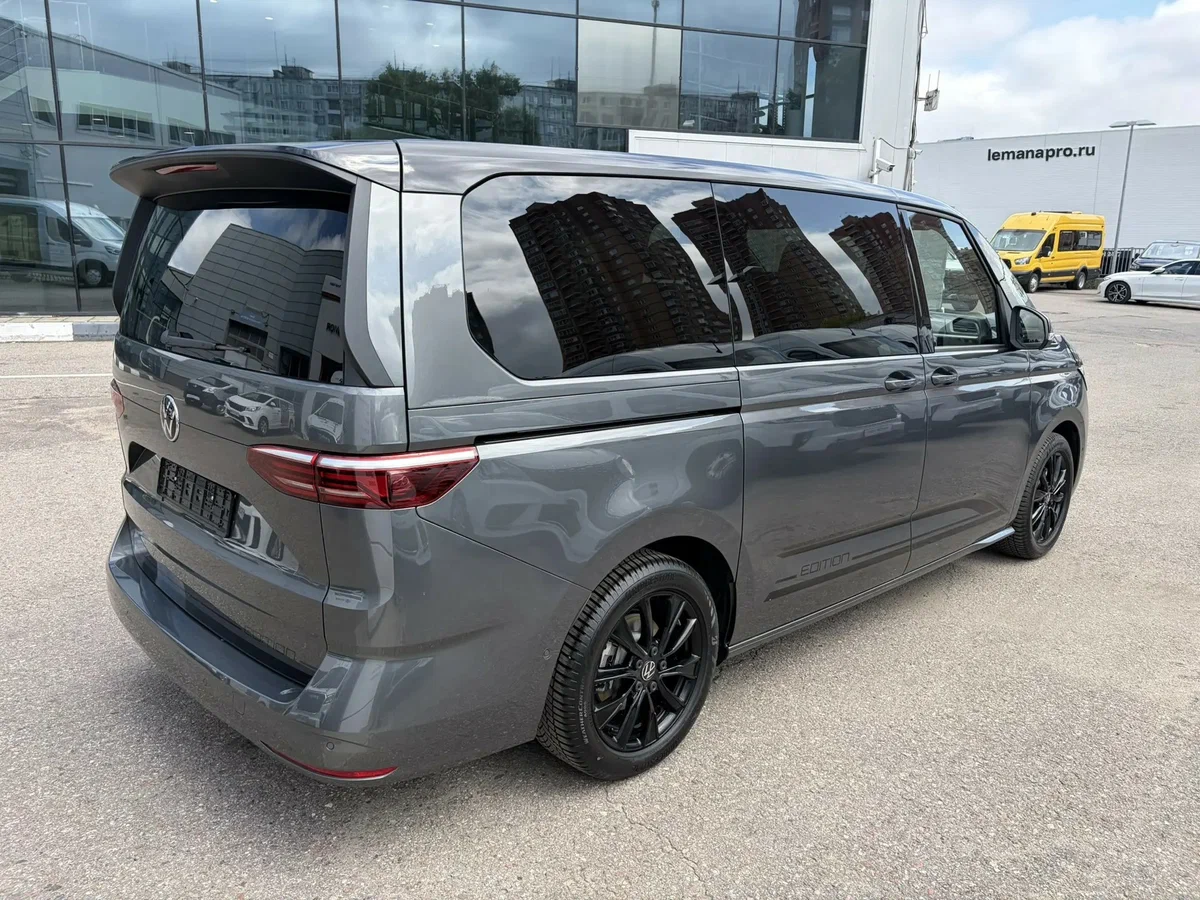 Volkswagen Multivan сзади — передний привод, роботизированная коробка