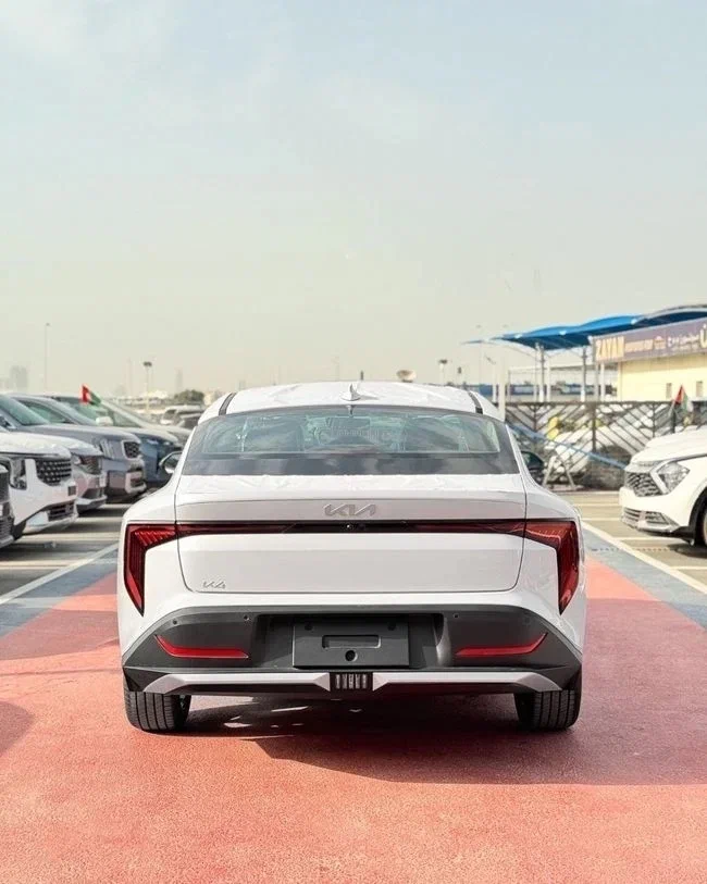 Kia K4 сзади — фирменная сплошная светодиодная полоса стоп-сигналов