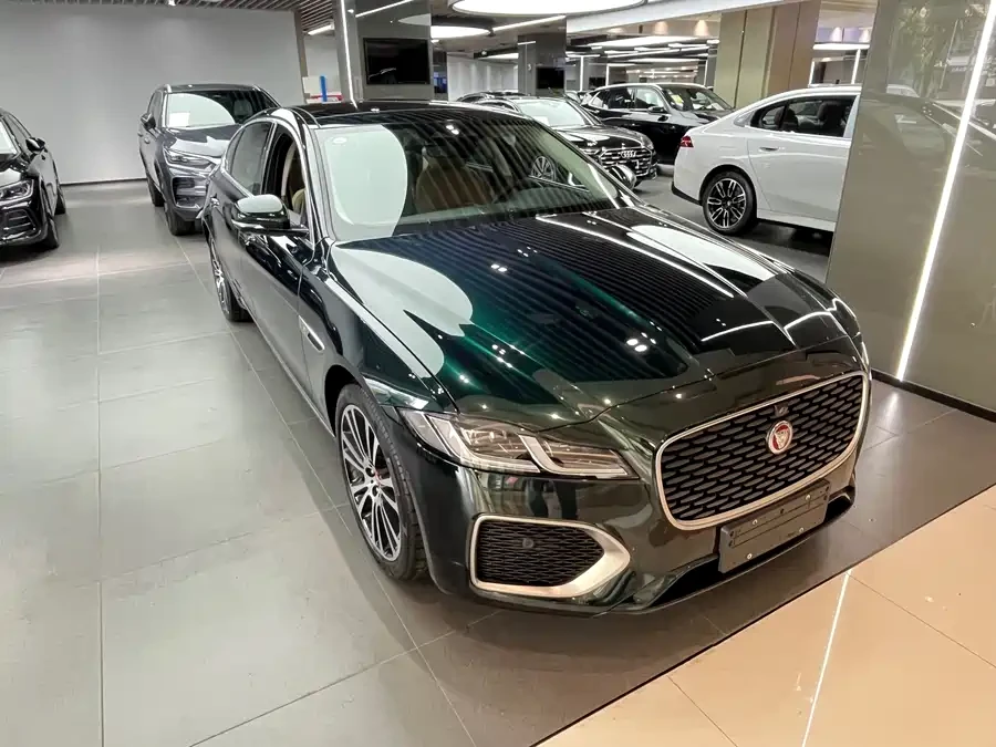 Jaguar XFL — вид сбоку, удлинённая база добавляет пространства заднему ряду по сравнению с обычным XF