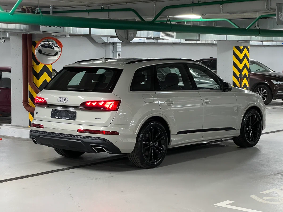 Салон Audi Q7: трёхрядная компоновка, типичная для полноразмерных премиальных внедорожников