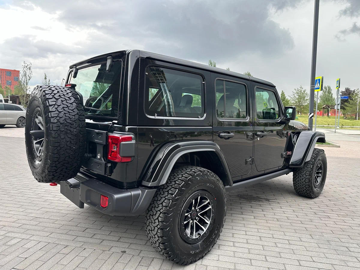 Wrangler Rubicon сзади — съёмная крыша и двери, фирменная черта модели с 1986 года