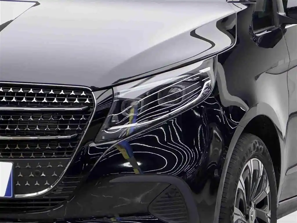 V-Class сзади — узнаваемая форма корпоративного и семейного минивэна Mercedes