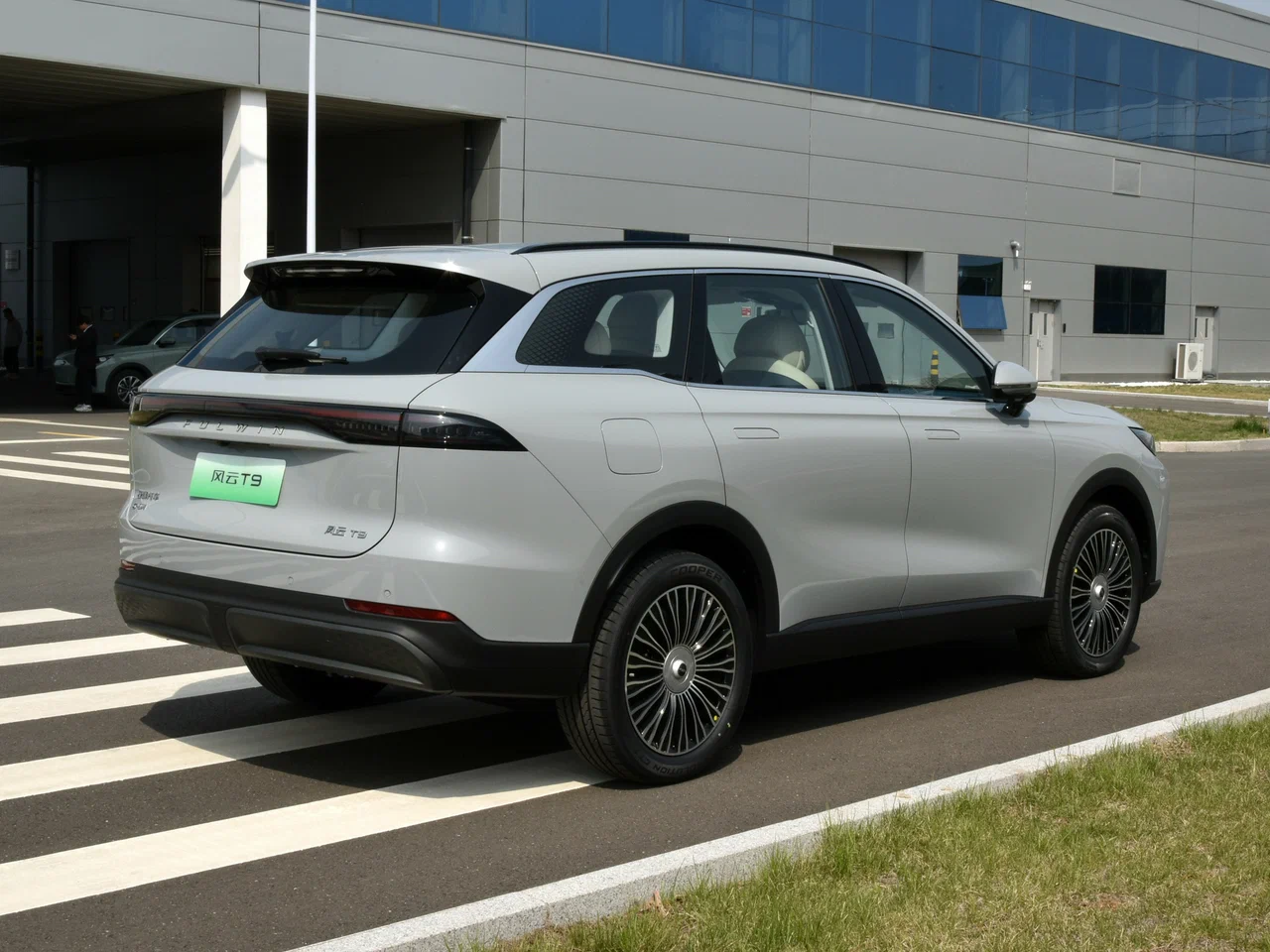 Chery Fulwin T9 сзади — фирменная световая полоса суббренда Fulwin