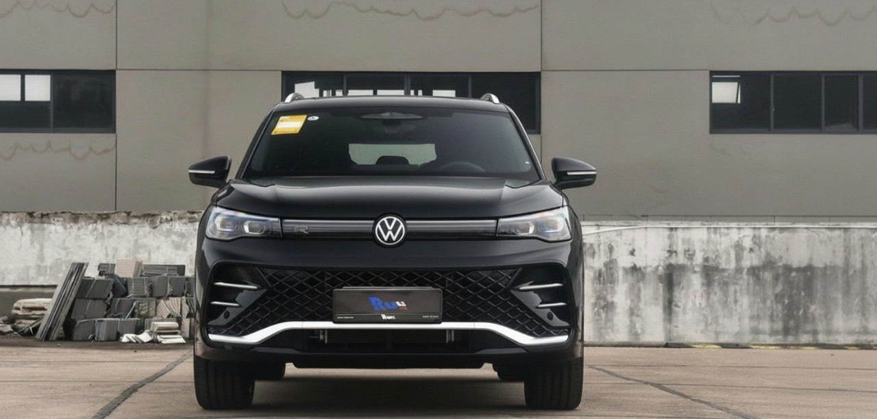 Volkswagen Tiguan L Pro R-Line Premium — передняя решётка радиатора со сквозной подсветкой, фирменная для Pro-версии