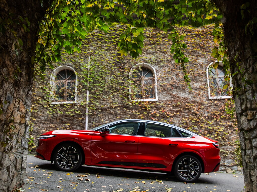 Ford Mondeo на фоне исторической застройки — машину продают только на китайском рынке и на экспорт
