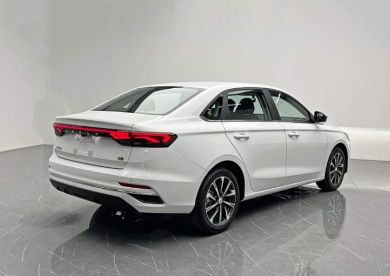 Geely Emgrand II поколения в комплектации Luxury