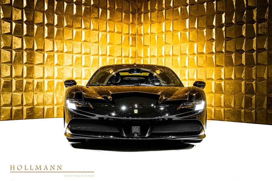 Ferrari SF90 Stradale спереди — гибридная установка с тремя электромоторами, полный привод
