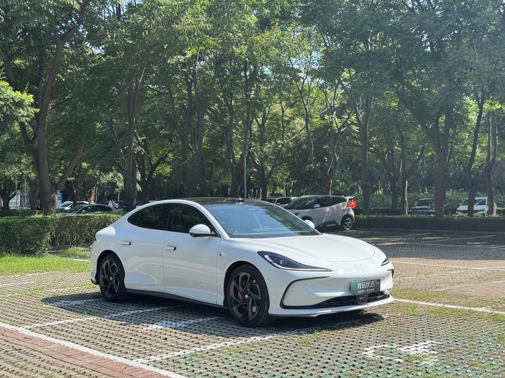 IM Motors L6 — седан с тем же мотором на 300 кВт, но до 1000 км хода на полутвердотельной батарее