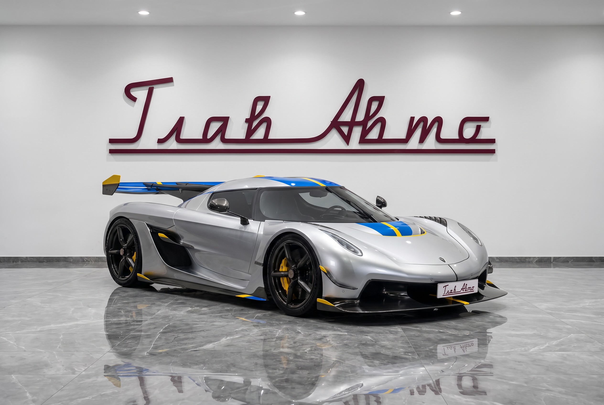 Koenigsegg Jesko Attack — шведские флаг-акценты: суппорты, полосы кузова, пакет Power Upgrade