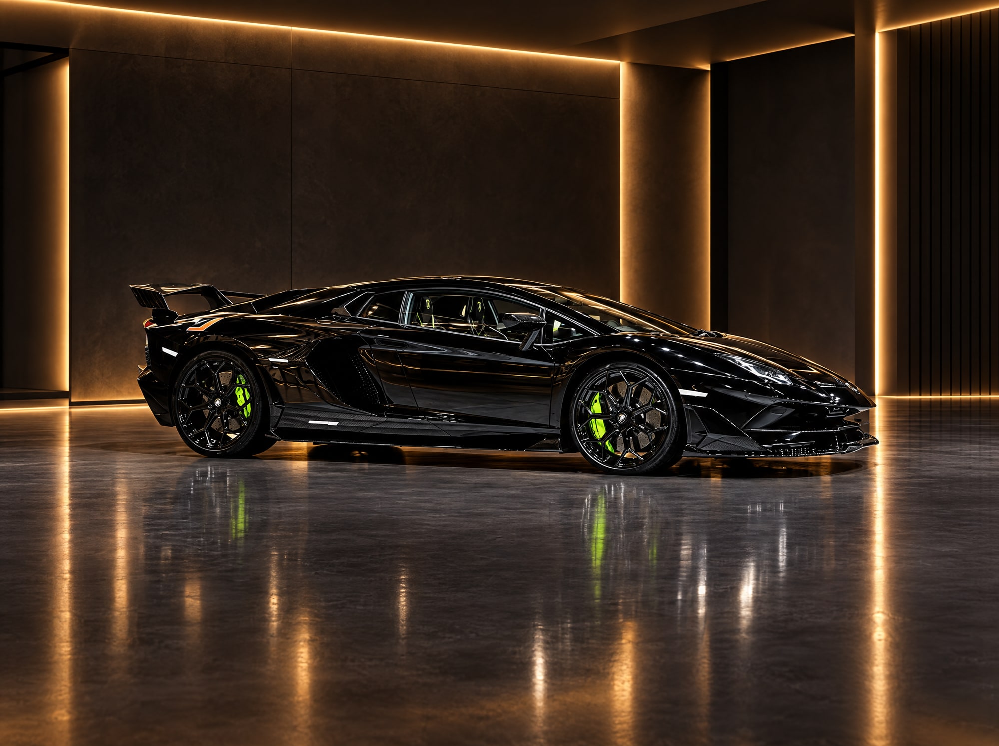 Lamborghini Aventador SVJ — зелёные тормозные суппорты, капот двигателя в цвет кузова, алюминиевый моторный отсек