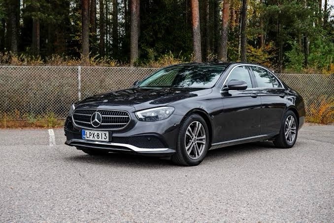 Мерседес e200, фото 1 крупным планом
