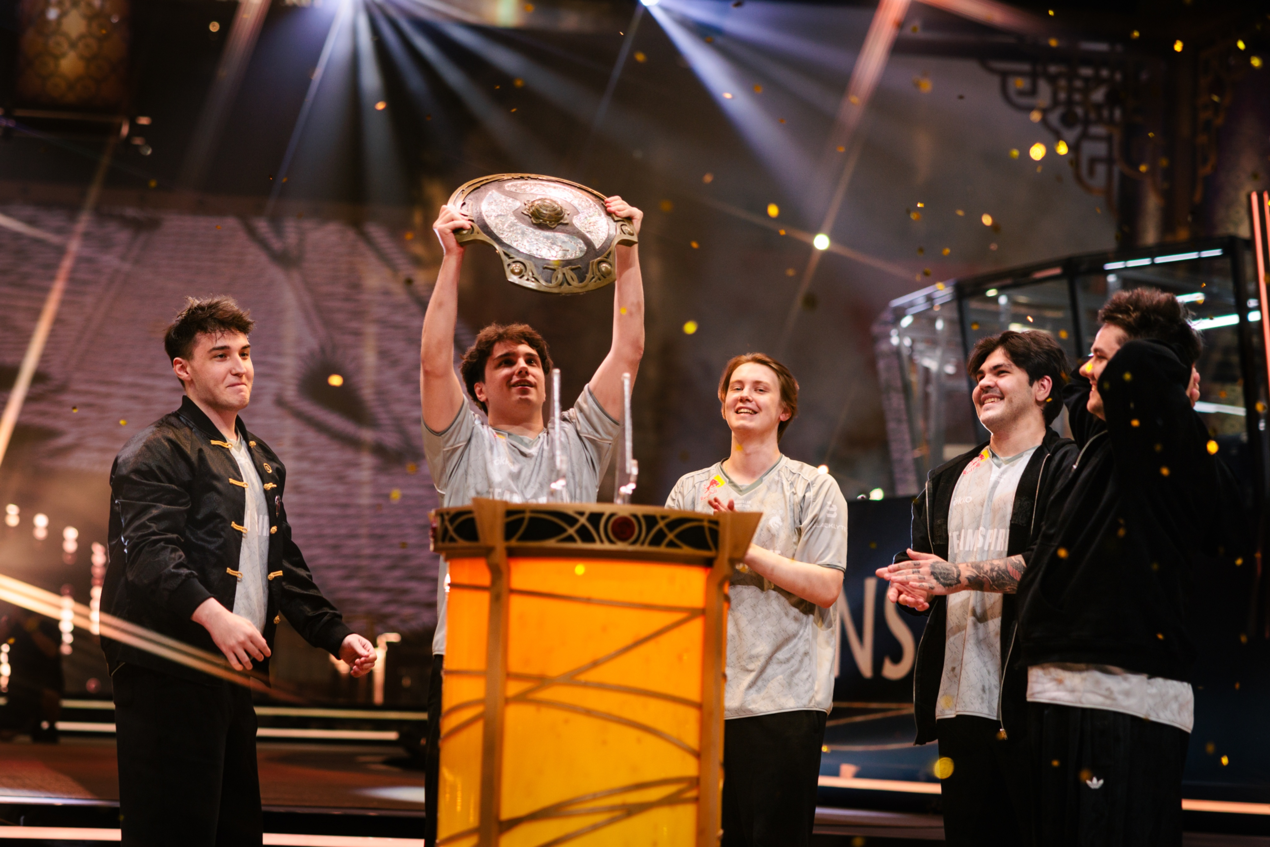 Valve поздравила Team Thunderhide вместо Team Spirit в Dota 2 - CyberMeta