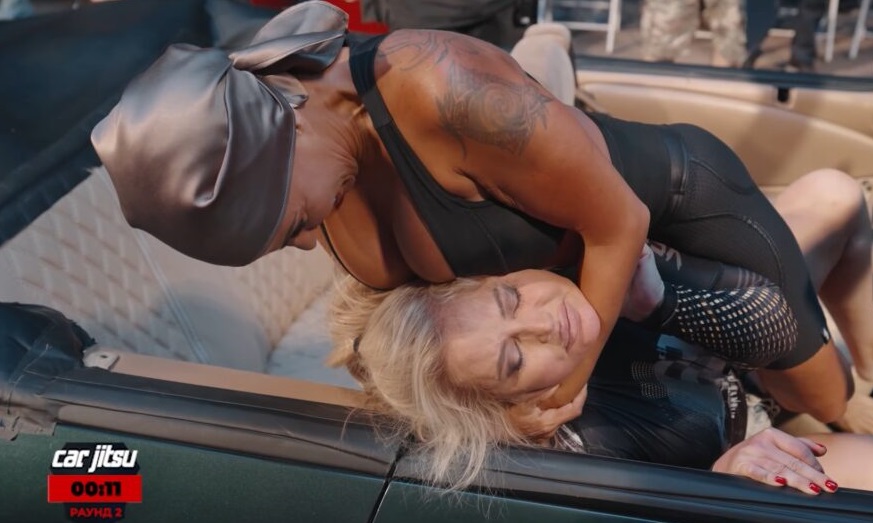 Әйелмен вагондағы секс Әйелдің қынапшасының жақыннан түсірілген фотосы