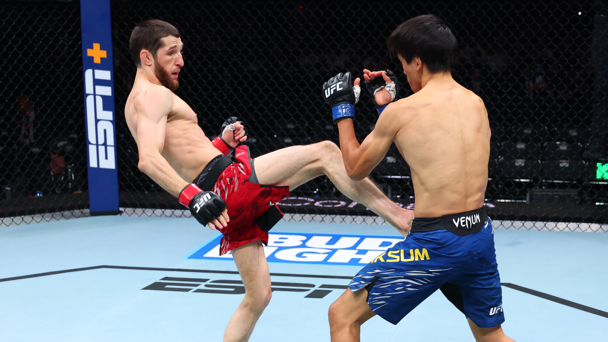 Тагир Уланбеков против Азата Максума на турнире UFC в Баку