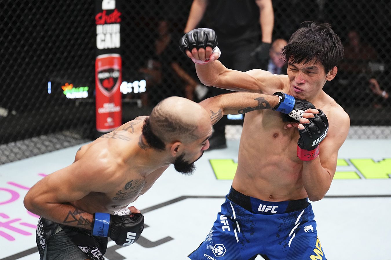 Боец UFC Азат Максум заработал почти 70 тысяч долларов за бой с Чарльзом Джонсоном