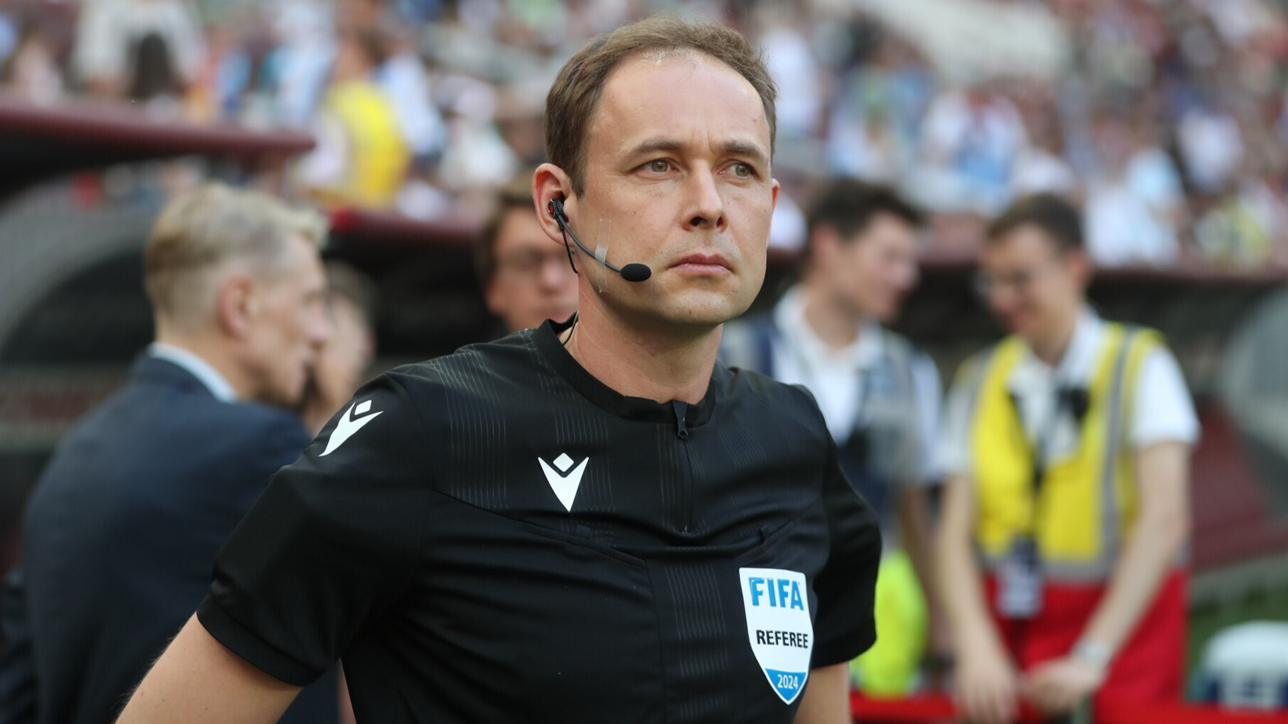 Футбол. Крылья советов. Судьи на 3 тур рпл. Вилков. Вилков.