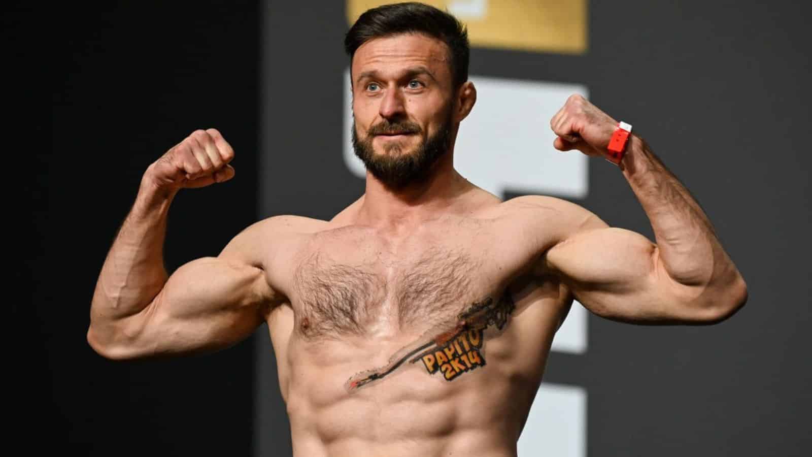 Қарап отырып көз жасын алды