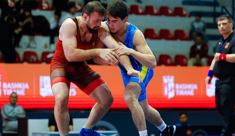 Казахстанцы выиграли первые медали на турнире по борьбе в Польше