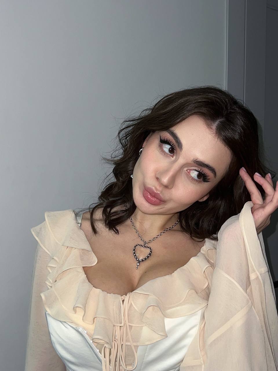 Мастурбация мен оргазм жасайтын түкті письки бар әйелдердің бейнелері