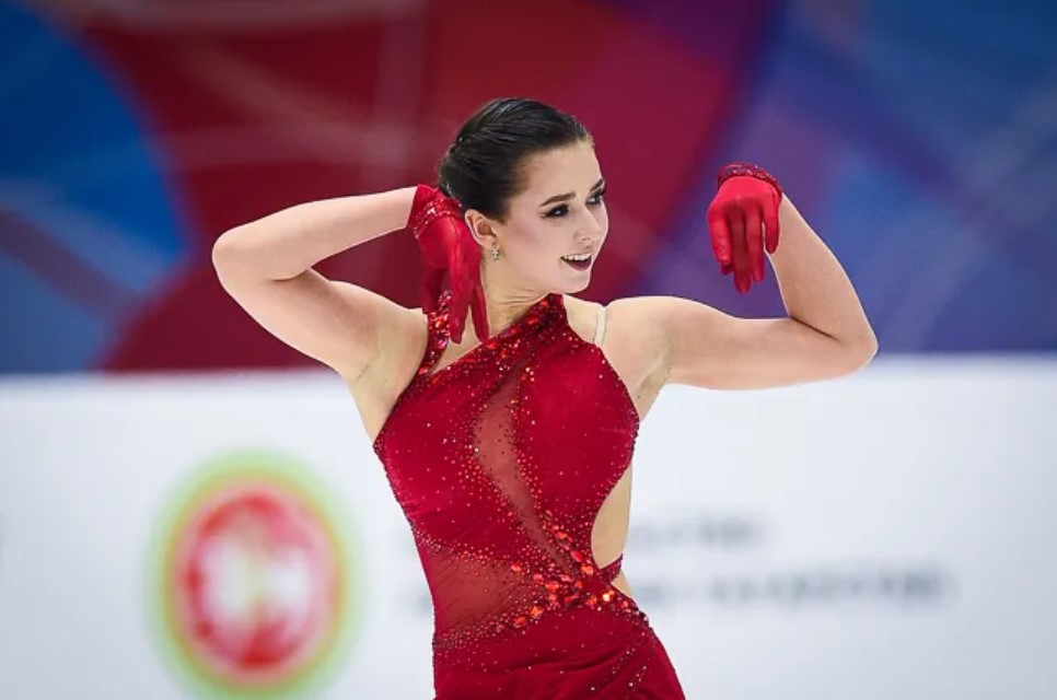 фигуристка готовится к прокату за кулисами