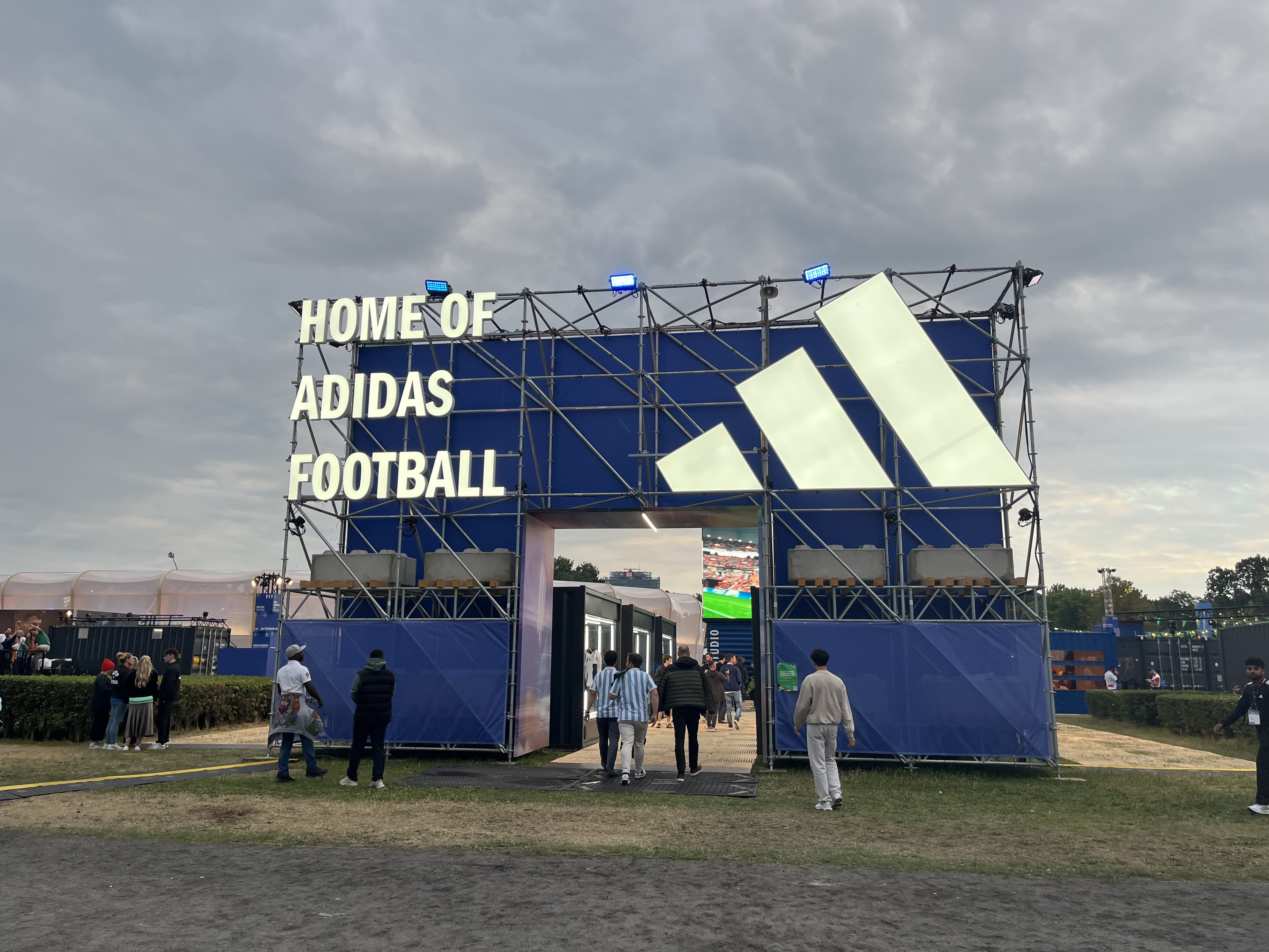 Стенд с эксклюзивной продукцией от Adidas