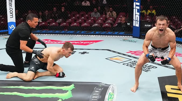 Бекзат Алмахан оформил 12-ю победу в карьере нокаутом на UFC 315