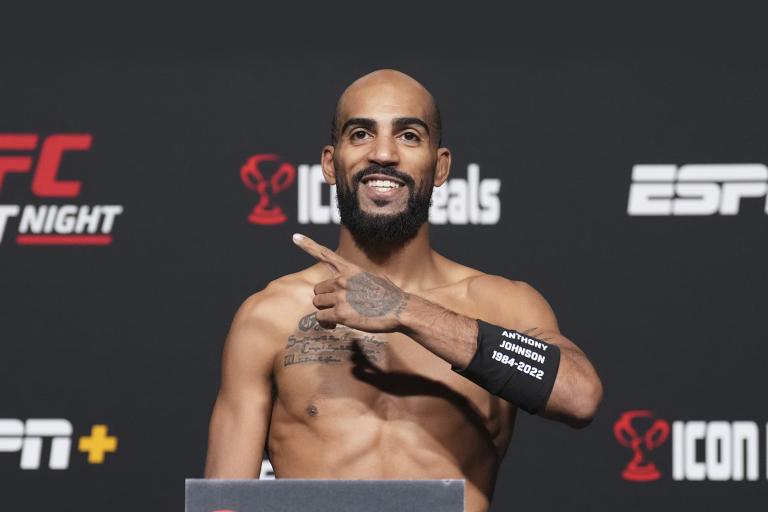 Американский боец UFC Чарльз Джонсон готов к поединку с Азатом Максумом