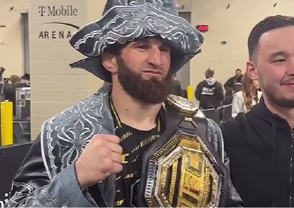 Фанат из Казахстана подарил Анкалаеву шапан после победы на UFC 313
