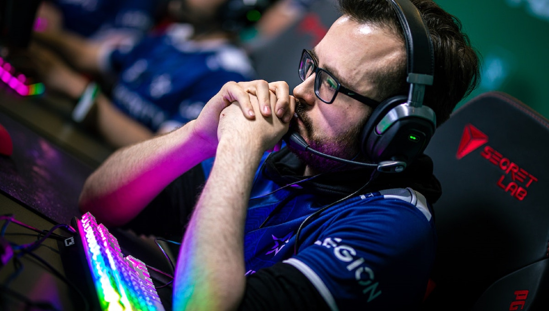 Новое видео игрока. Человек играет в кс го. Кайл гирсдорф. Райз киберспортсмен. Слабый игрок.