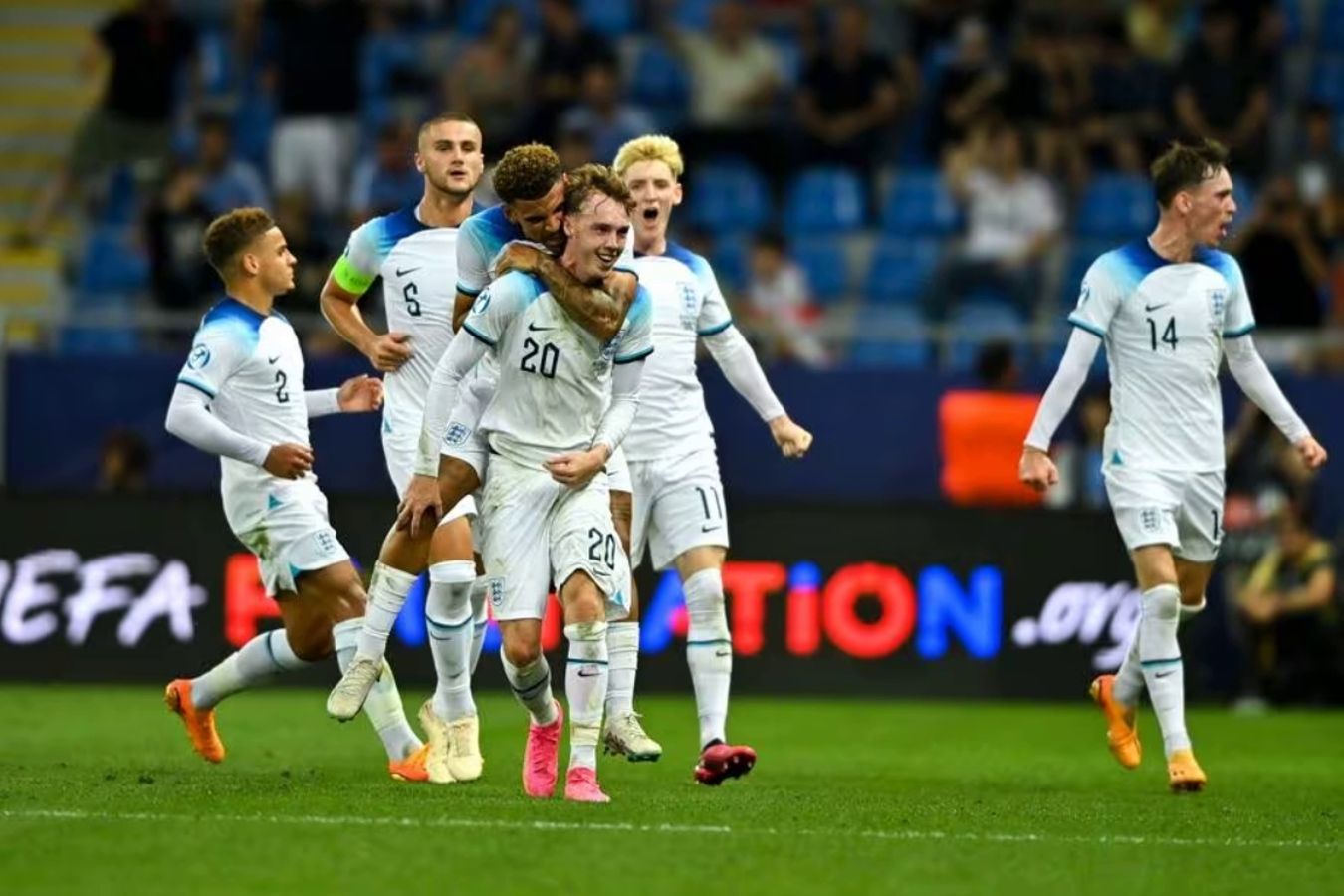 Англия испания. Чемпионат англии по футболу 2020/2021 фото. Конфликт испания и англия. Финал италия англия 2021. Англия.