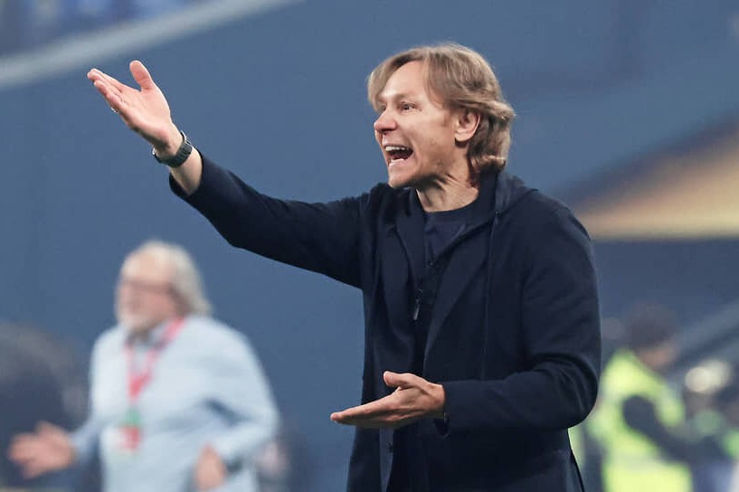 тренер сборной по футболу объясняет тактику