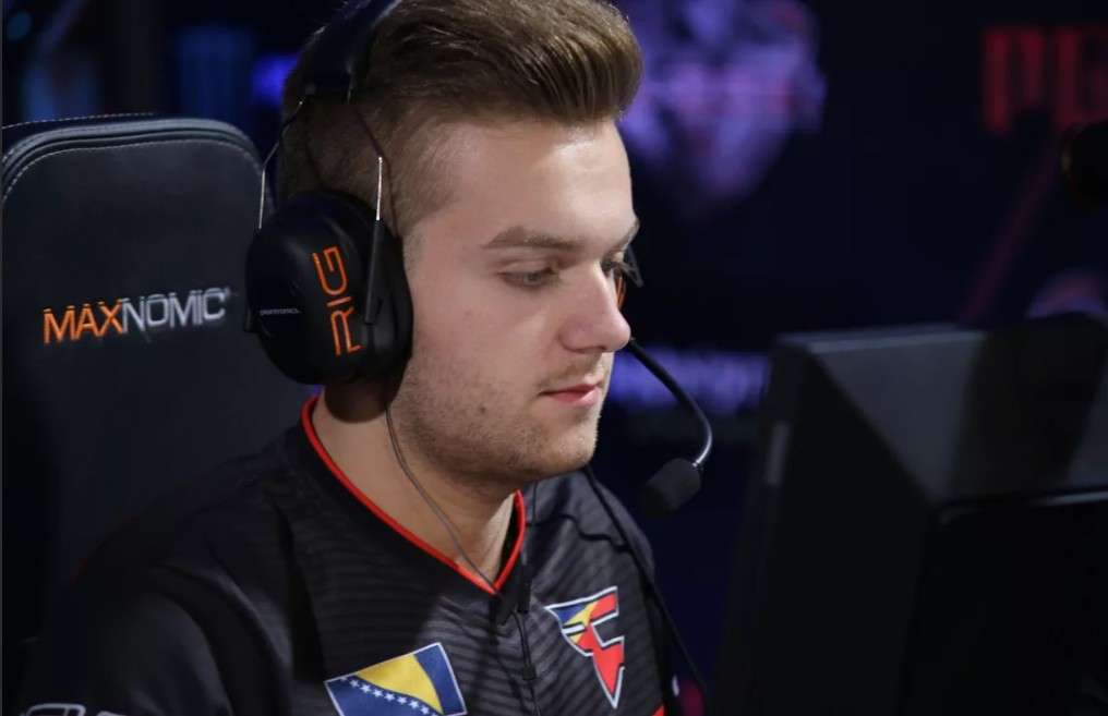 Ник про игрока кс. Фнатик игроки. Konfig cs go про игрок. Нико хлтв. Niko ковач.