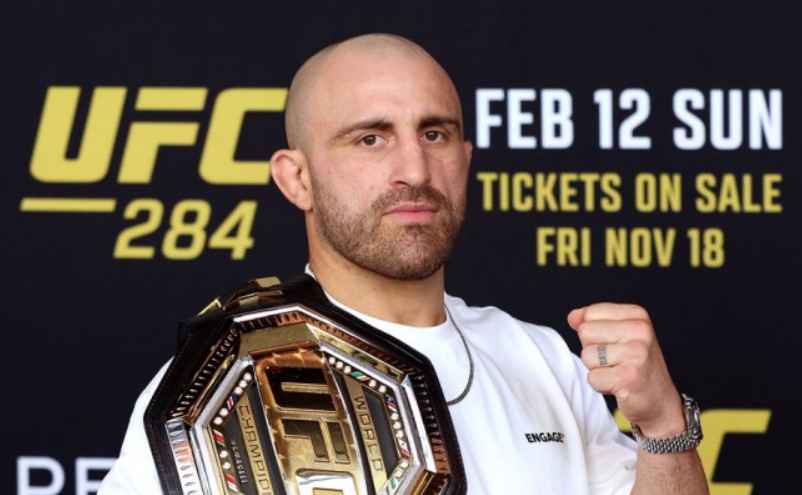 Алекс Волкановский подерется за пояс чемпиона UFC в полулегком весе