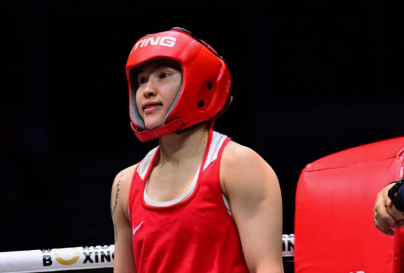 Саябақта порнография көріп, жыныстық қатынасқа түсу. Футболкадағы қыздар бірақ трусики жоқ