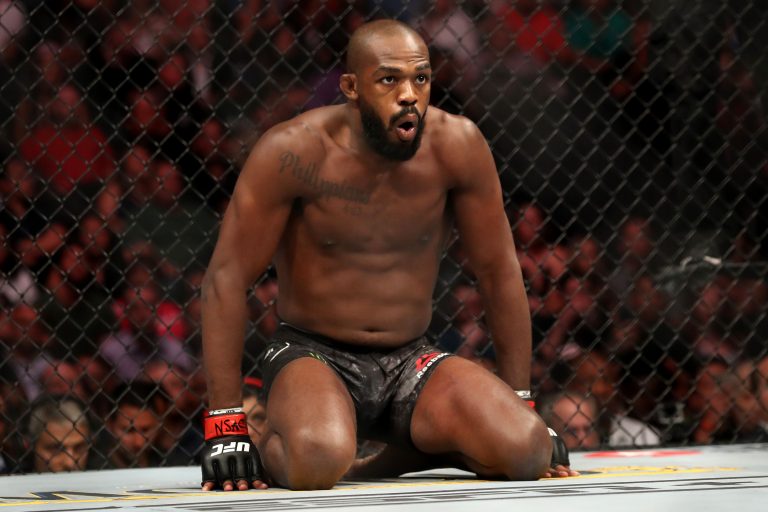 Чемпион UFC Джон Джонс отправил фаната в больницу, ударив его ногой